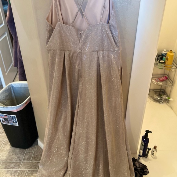 Prom dress shimmers - Picture 3 of 4